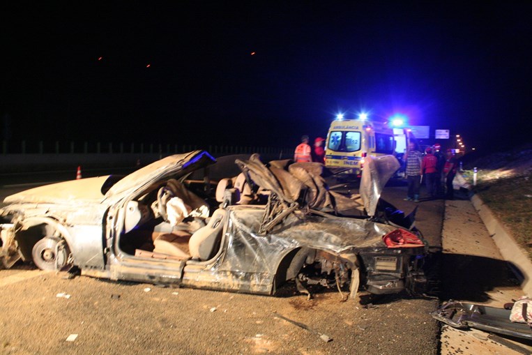 Um dos passageiros que seguiam no BMW conduzido pelo líder dos D'Zrt morreu após ser cuspido do banco traseiro