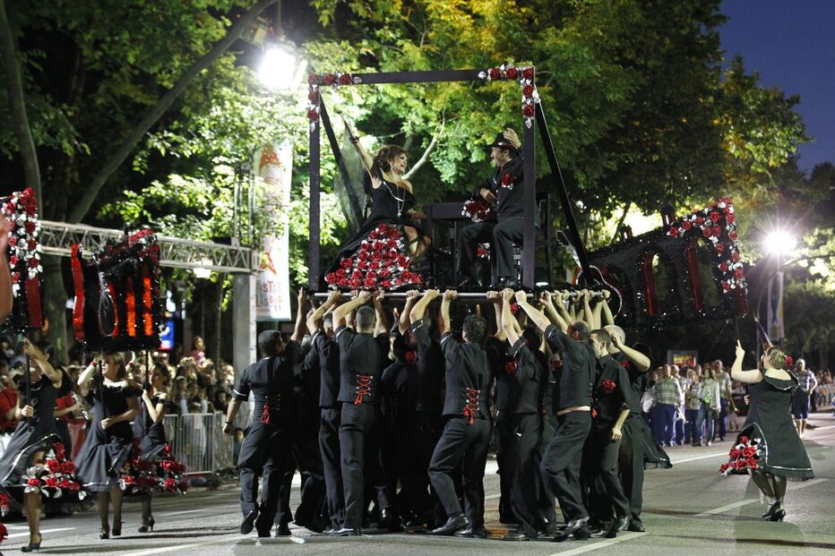 Marchas desfilam na Avenida para festejar Santo António
