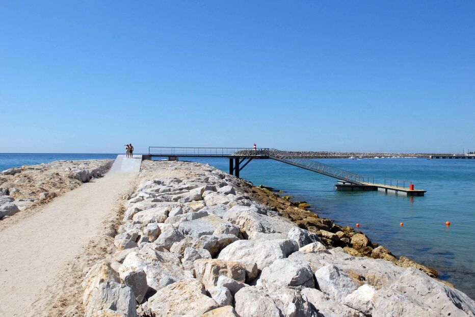 Estão concluídos os trabalhos de construção do cais de acostagem na praia do Ouro, em Sesimbra. O equipamento tem uma estrutura flutuante de acostagem com vinte metros.