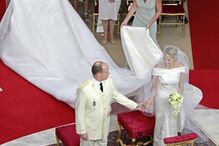 Mónaco celebra amor de Alberto e Charlene 