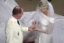 Mónaco celebra amor de Alberto e Charlene 