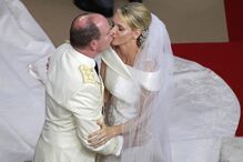 Mónaco celebra amor de Alberto e Charlene 