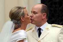 Mónaco celebra amor de Alberto e Charlene 