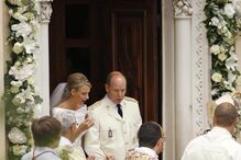 Mónaco celebra amor de Alberto e Charlene 