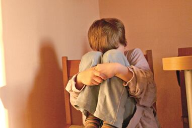 Menino andou 12 km descalço com hematomas no pescoço e no rosto para fugir a maus-tratos da família