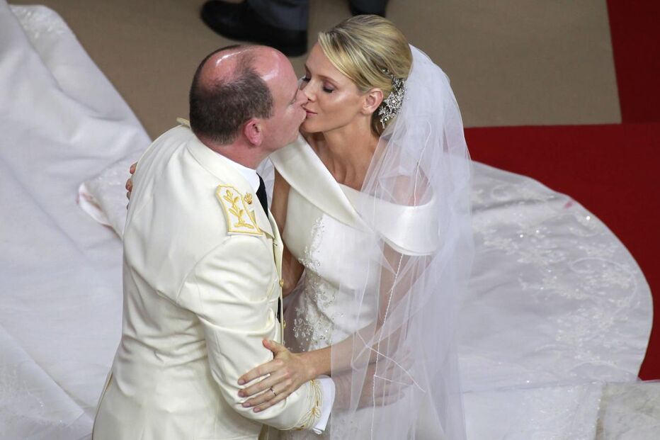 Mónaco celebra amor de Alberto e Charlene 
