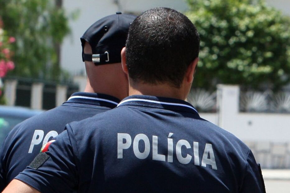 Fardas abrem guerra na PSP de Oeiras  