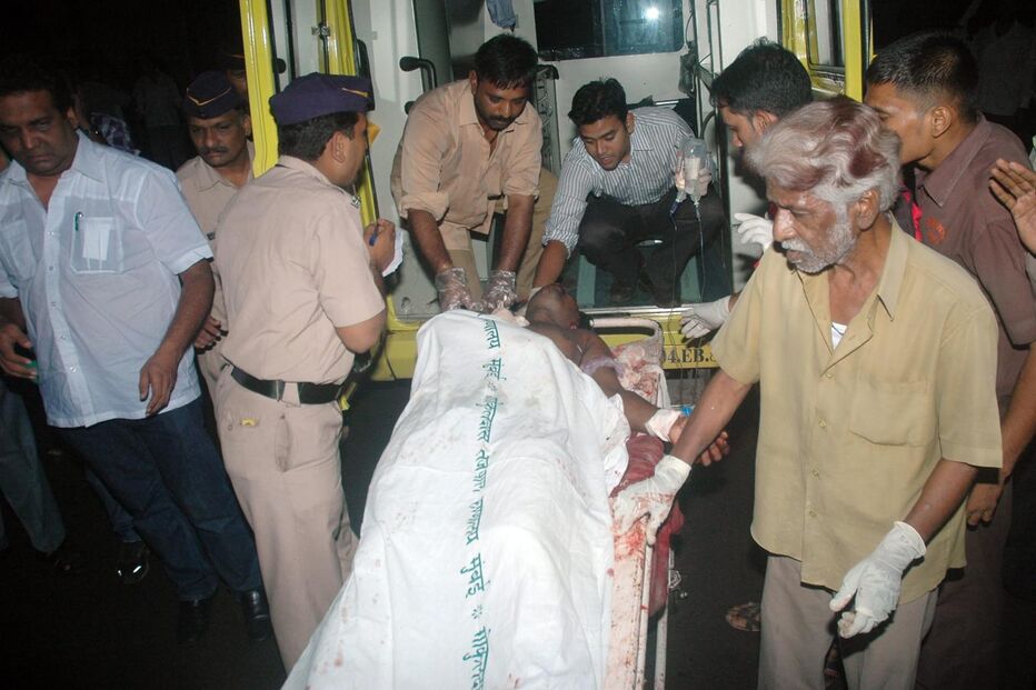 Triplo atentado faz 21 mortos em Bombaim