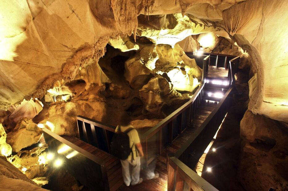 Quase dois anos depois de terem começado as obras de requalificação, as Grutas do Escoural, em Montemor-o-Novo, reentram nos roteiros turísticos a partir de amanhã. (Nuno Veiga, Lusa)