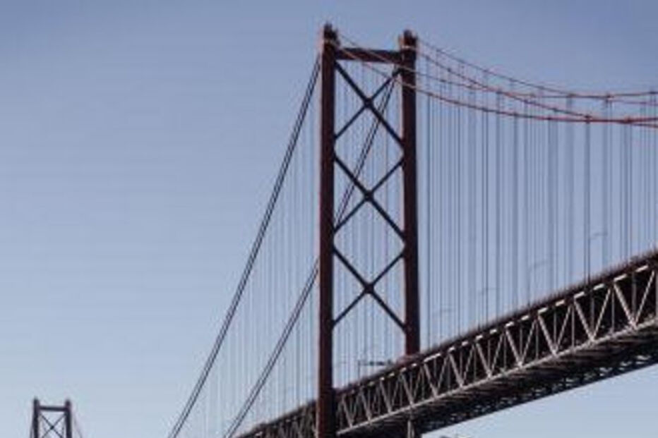 PONTE 25 DE ABRIL, AGOSTO, BUZINÃO