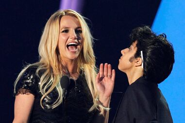 Lady Gaga tenta beijar Britney Spears