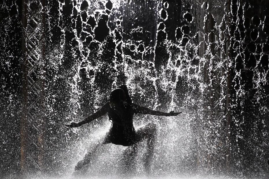 Lisboa recebeu nas últimas duas noites o espectáculo ‘Waterwall’, no Festival dos Oceanos, que decorre até dia 13. Bailarinos transformados em acrobatas, com efeitos de luz, água e música, proporcionaram o espectáculo visto por milhares no Terreiro do Paço. 