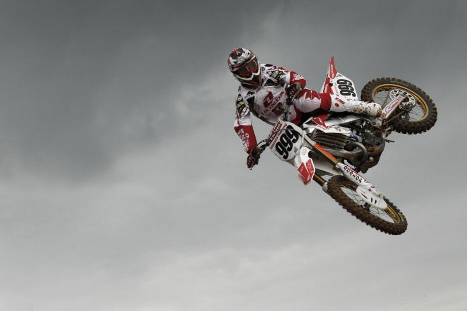 Rui Gonçalves (Honda) terminou ontem na terceira posição o GP da R. Checa, 12.ª prova do Mundial de Motocrosse. Clement Desabelle (Bél./Honda) venceu a corrida.