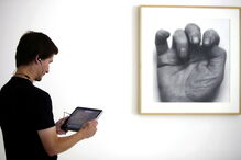 A Fundação Serralves, no Porto, tem a partir de ontem uma aplicação tecnológica para telemóveis e computadores portáteis que permite ao público fazer visitas guiadas multimédia aos jardins e exposições e também apreciar três mil obras de arte.