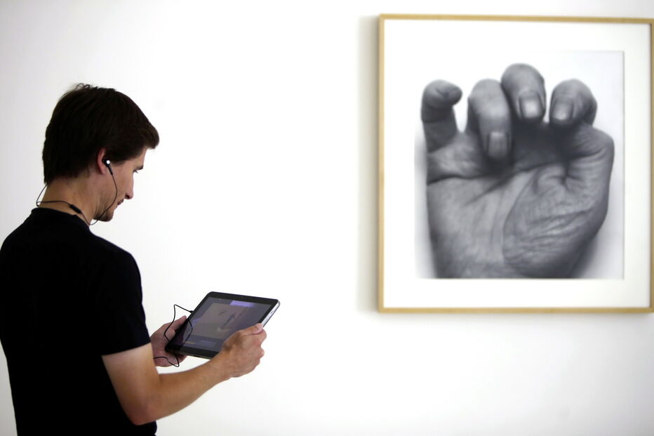 A Fundação Serralves, no Porto, tem a partir de ontem uma aplicação tecnológica para telemóveis e computadores portáteis que permite ao público fazer visitas guiadas multimédia aos jardins e exposições e também apreciar três mil obras de arte.