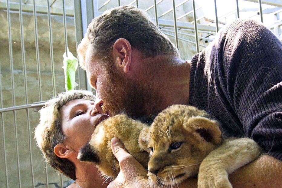 Ucraniano passa 36 dias em jaula com leoa e crias