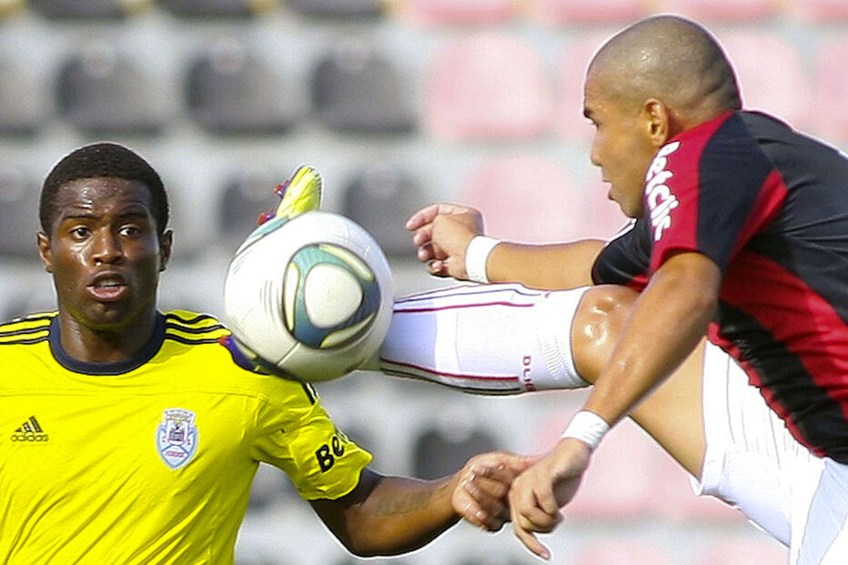 Ludovic salta do banco para decidir