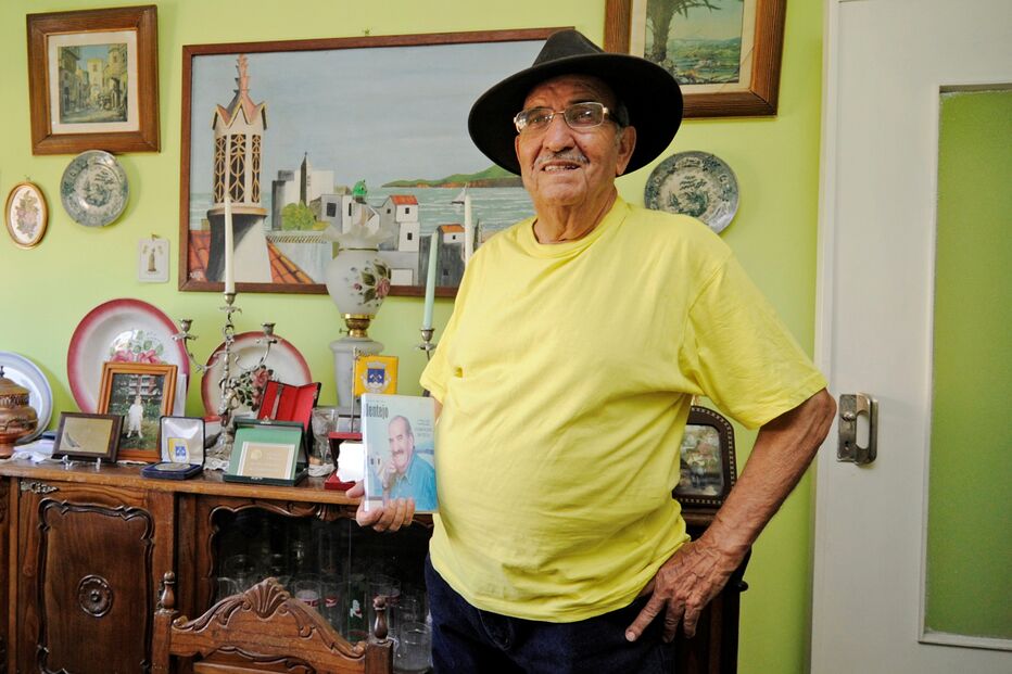 Nem a velhice e as maleitas lhe roubaram as anedotas da língua