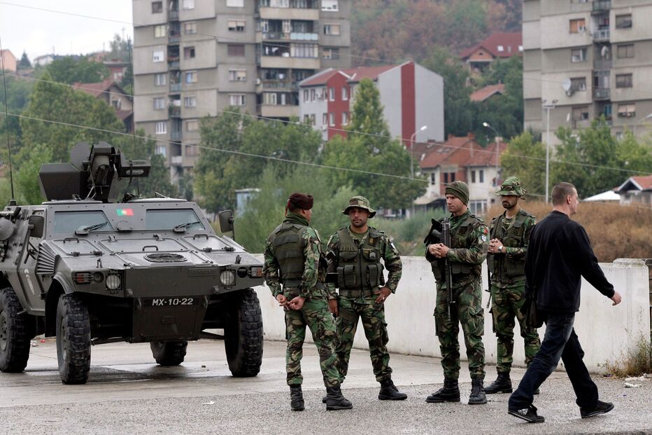 Com a tensão a aumentar de novo entre sérvios e albaneses, soldados portugueses da missão da NATO no Kosovo intensificam as patrulhas na dividida cidade de Mitrovica. (Hazir Reka/Reuters)