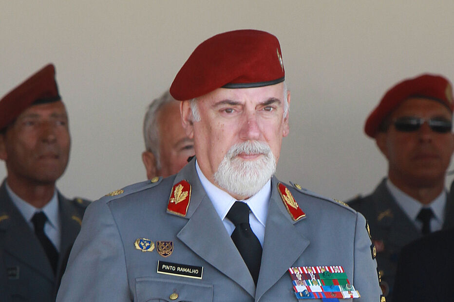 FORÇAS ARMADAS, GENERAIS, CRISE, FINANÇAS, EXÉRCITO