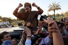 Horror e festejos na morte sangrenta de Kadhafi