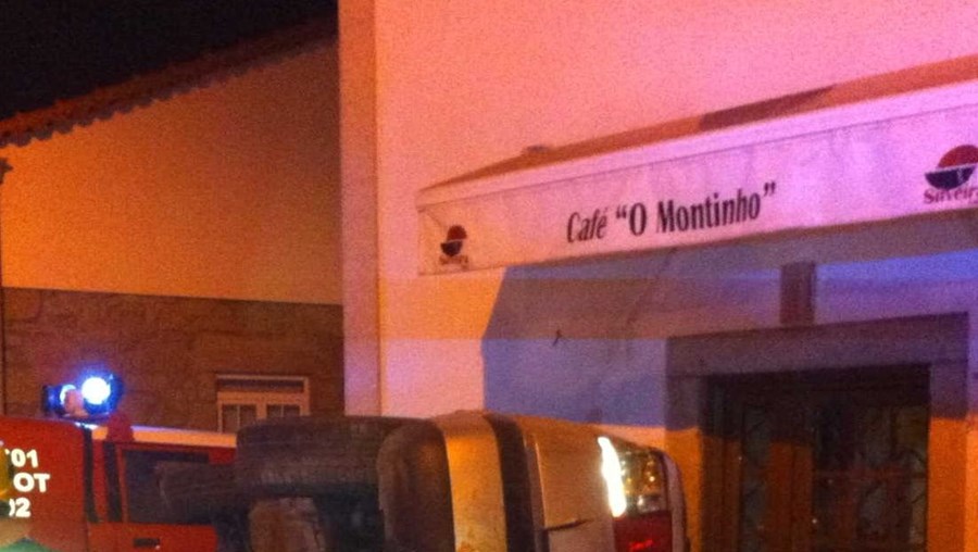 Vítor Dias, 20 anos, não resistiu ao violento choque do Seat Ibiza contra o café Montinho, em Mazarefes, Viana do Castelo, pelas 03h15 de ontem. Jovem morreu ao chegar ao hospital