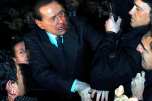 Escândalos e processos judiciais tramam Berlusconi 