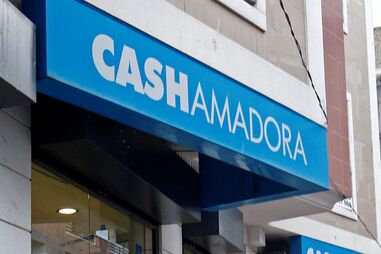 Gang usa martelo para assaltar loja