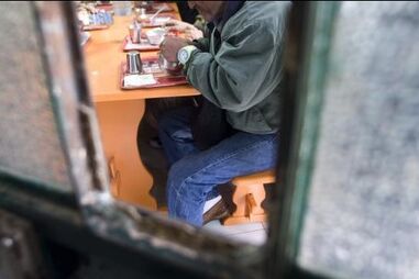 Sem-abrigo, licenciados, alimentos, agasalhos, acolhimento