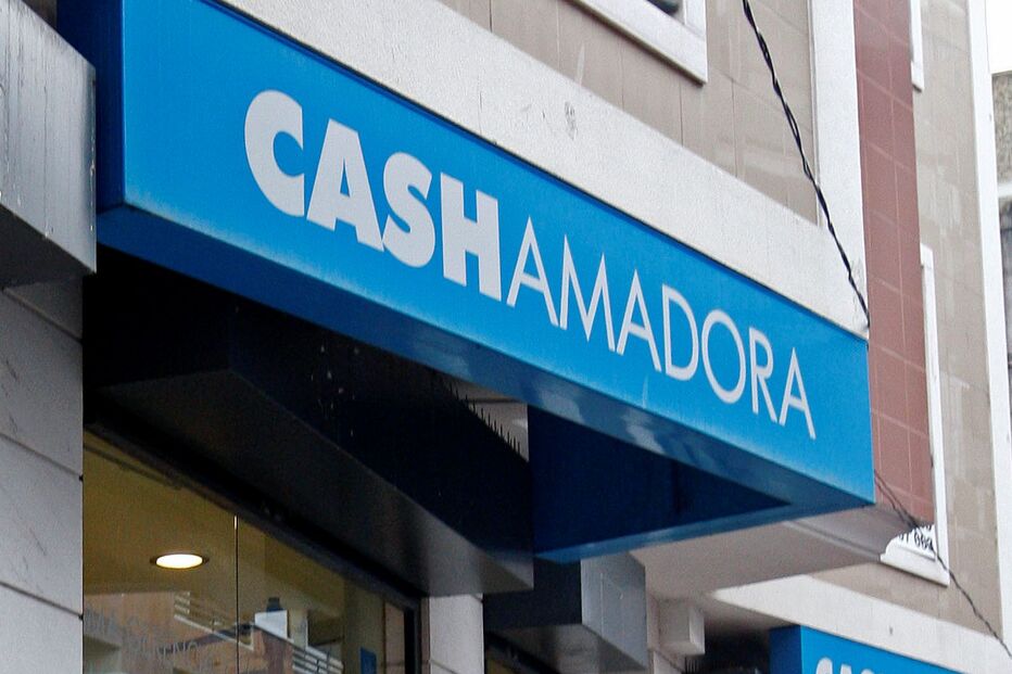 Gang usa martelo para assaltar loja