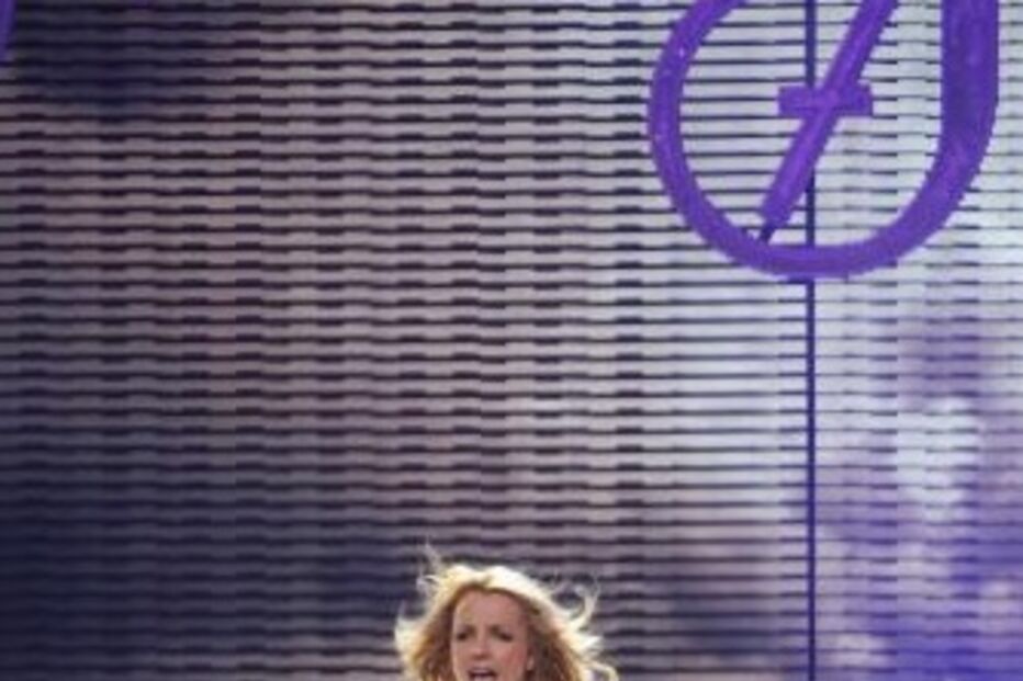 Britney Spears, digressão internacional, Femme Fatale Tour 