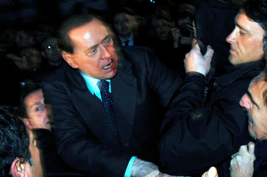Escândalos e processos judiciais tramam Berlusconi 