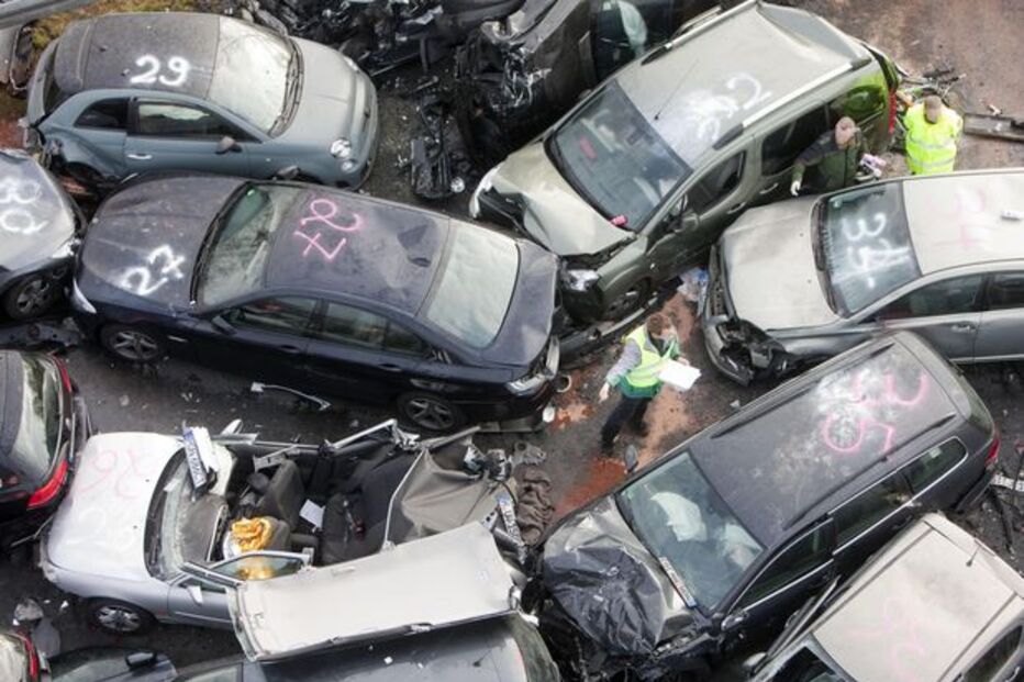 choque em cadeia, 52 carros em colisão, Alemanha, A31, 3 mortos