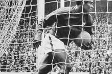 Morreu o primeiro galáctico do futebol português