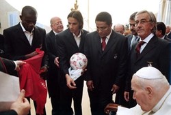 Esteve numa comitiva do Benfica recebida pelo Papa João Paulo II em 2003