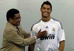 Contratação de Cristiano Ronaldo pelo Real Madrid foi testemunhada por Eusébio em pleno Santiago Bernábeu