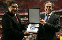 O francês Michel Platini, líder da UEFA, homenageou o português em 2010 pelo seu contributo para o futebol