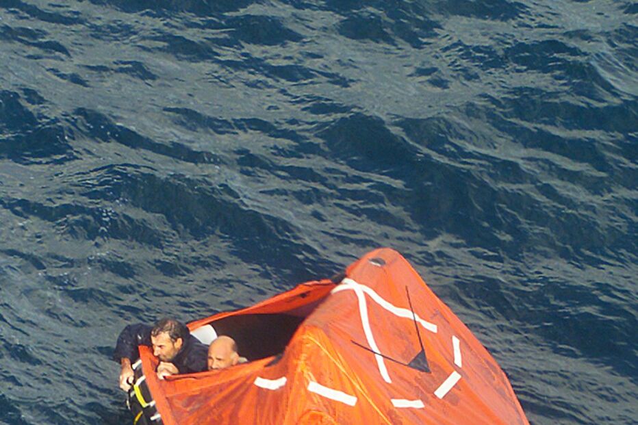 Emoção em resgate 'milagroso' de pescadores de Caxinas