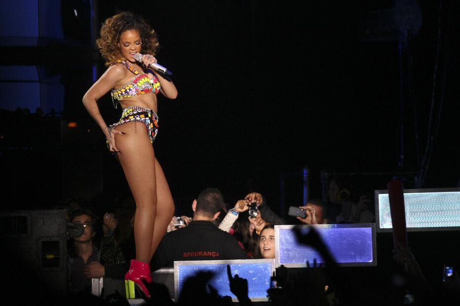 Rihanna transbordou de sensualidade no Atlântico