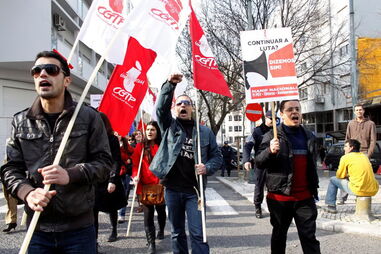 Dezenas de jovens marcharam ontem em Lisboa contra o desemprego e a precariedade, apelando à participação na manifestação de 11 de Fevereiro promovida pela CGTP. (Filipa Couto)