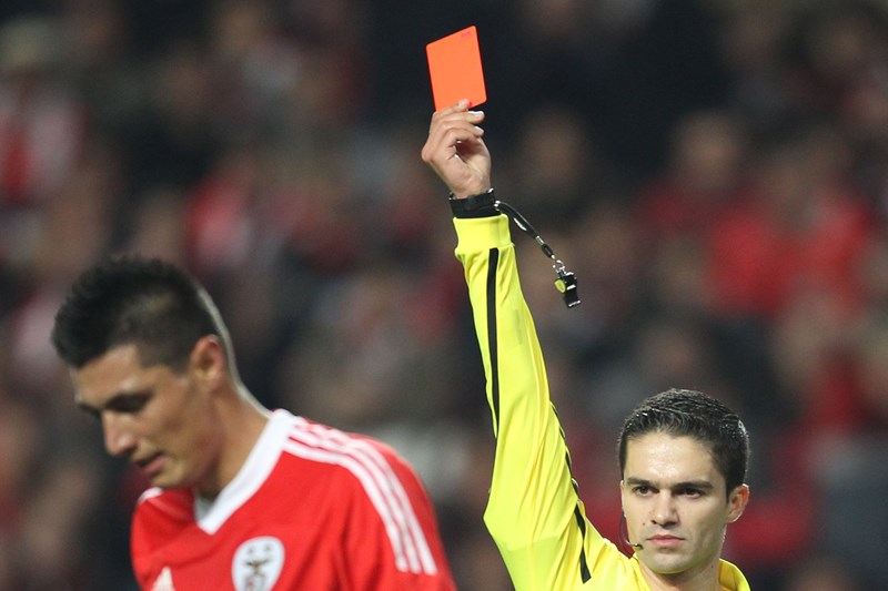 João Pinheiro arbitra jogo entre Manchester City e Estrela Vermelha - Liga  dos Campeões - Jornal Record