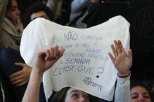 Cavaco cancela visita após protestos de estudantes