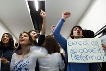 Cavaco cancela visita após protestos de estudantes