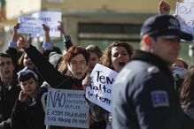 Cavaco cancela visita após protestos de estudantes