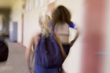 Jovem de 17 anos terá sido violada por colega na casa de banho de escola em Guimarães 