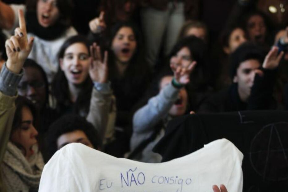 Cavaco cancela visita após protestos de estudantes