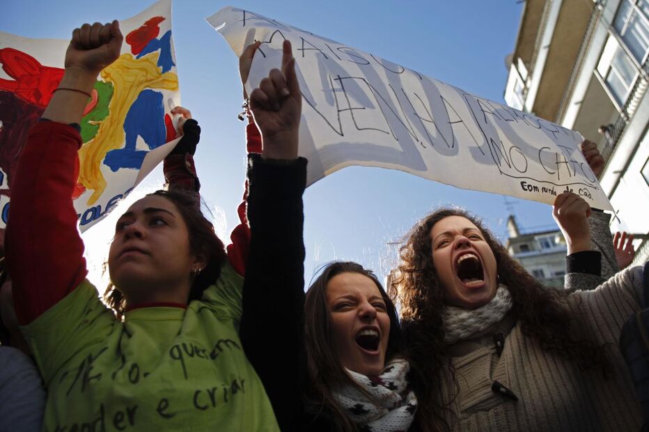 Cavaco cancela visita após protestos de estudantes