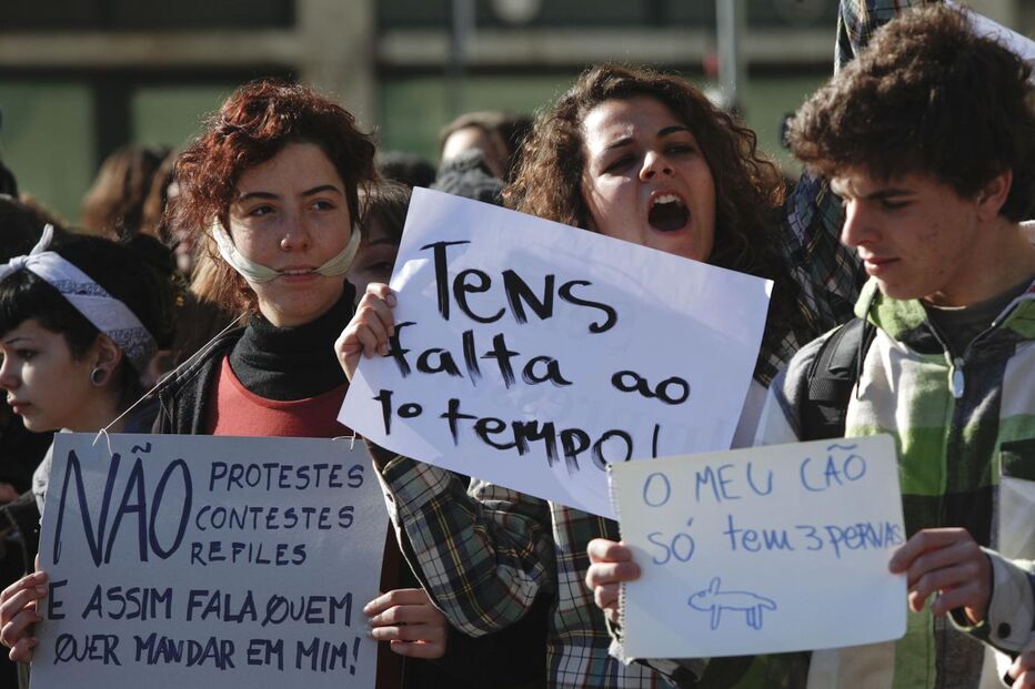 Cavaco cancela visita após protestos de estudantes