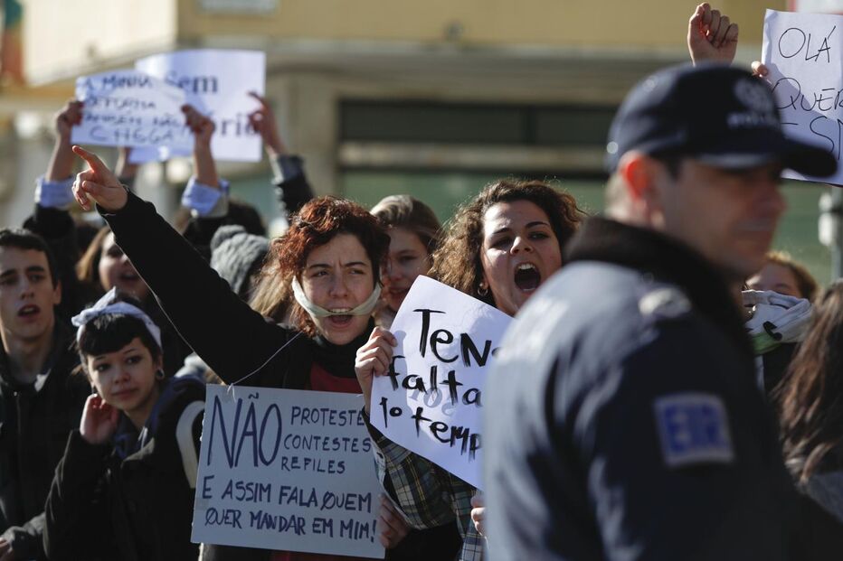 Cavaco cancela visita após protestos de estudantes