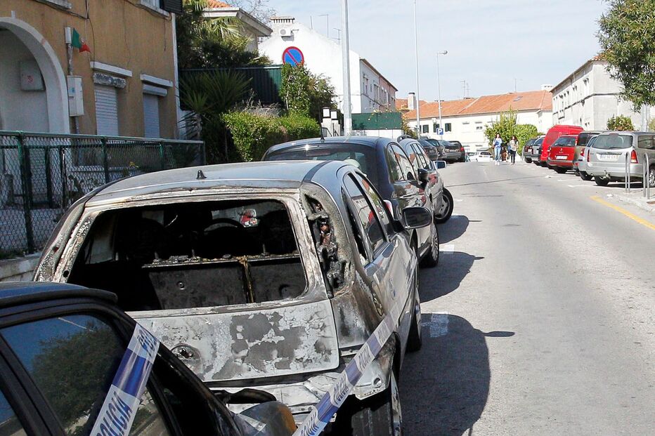 CARROS, FOGO, POLÍCIA, ALMADA
